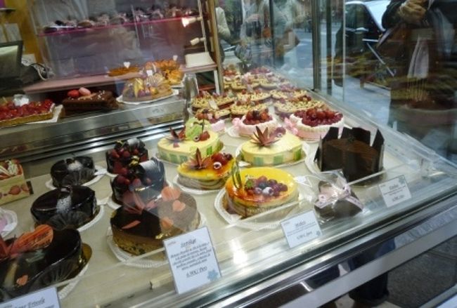 目的地到着！<br /><br />『ジェラール・ミュロ』<br /><br />地元でも人気のスウィーツ店。<br />カラフルで超おいしそうなケーキ達。