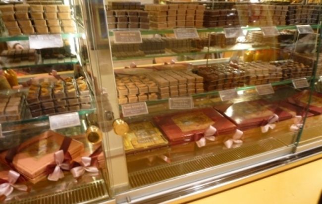 一度ホテルに戻って休憩の前に、ホテルの近所のキャンディー屋さん。<br />チョコレートも量り売りされてるー！<br />おいしそうだなぁ。