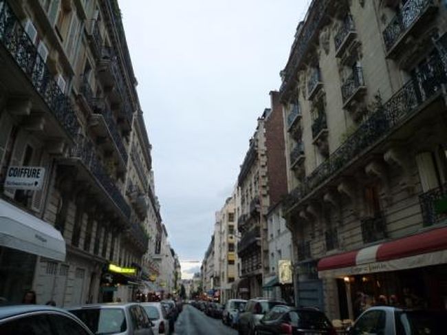 お腹空いた〜！ってやって来たのは、モンパルナスのクレープ通り。<br />今夜の夕飯はガレットに決定！<br /><br />ガレットとは・・・<br />ブルターニュ地方の郷土料理でそば粉で作るクレープのこと。