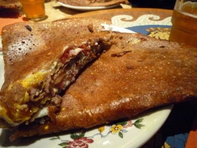 中身が色々で超迷った〜。。<br />これは、タマゴ・ハム・チーズ・オニオンだっけな。<br />熱々で超美味しぃ〜！<br />満足満足♪<br /><br />甘いのも食べたかったけど、結構お腹一杯で断念。。