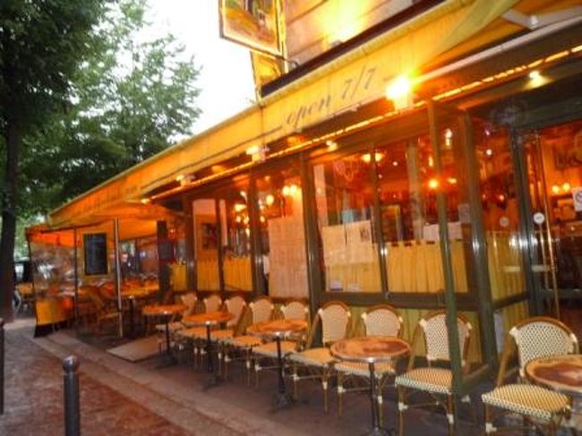 パリのカフェは、オープンエアーが多いの。<br />何で？って思ってたけど、何となくわかった気が。。<br />こっちの方々って、結構タバコ吸うよね。<br />だから？違うかな。。<br />最後まで喫煙席があったのだって、ＡＦだし。