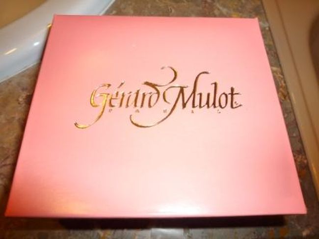 ホテルに帰って、２次会開始！<br />さっき行ったＤｅｌｉで購入。<br />かわいいピンクの箱！