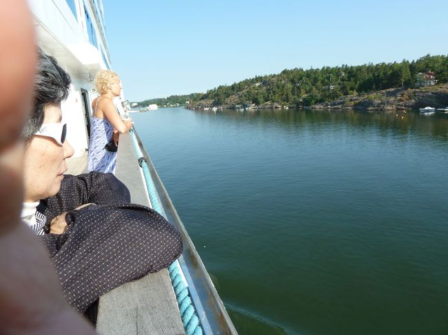 　ご覧のように両舷ともにすぐ傍、手の届く当たりに島があって、水際にはぽつんぽつんと桟橋を持った家が建っています。お金持ちともなるとそのボートもちゃんと上架できるような施設まで持っているんですよ。<br /><br />　だから外にいて見ていて本当に飽きないんです。<br />　<br />　どうして双眼鏡を持っていくのを忘れちゃったんだろうなぁ。