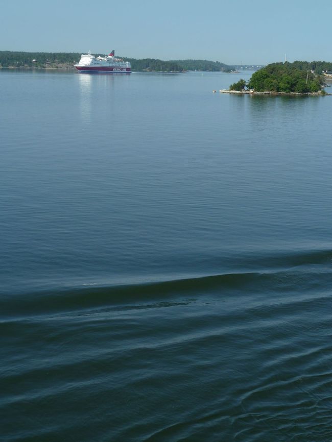 　港の奥の方からViking Lineの船が出てきました。朝一番に出港してどこへむかうんでしょうか。<br /><br />　この船会社の船はとても大きく船体に書いてあるのですぐにわかります。