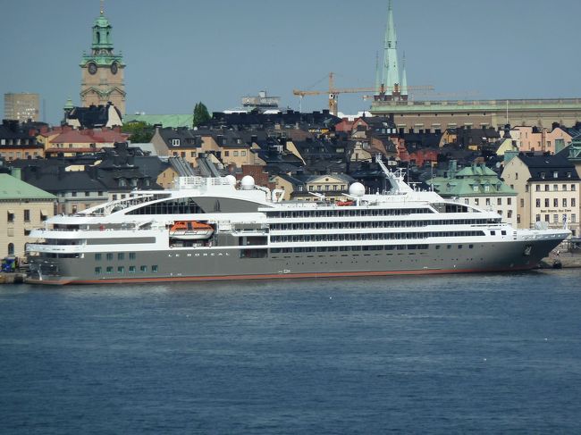 　もうすぐ桟橋だ、というあたりまで来た時に、とんでもない船に遭遇しました。<br /><br />　最新鋭のAntarctica Cruise Shipの「Le Boreal」です。今年の5月に竣工したばかり。まさかこんなところで遭遇するだなんて思いもよりませんでした。<br /><br />10,700重量トン、全長142.10m、幅18m、深さ4.7m、132室、定員264名、乗組員139名というこの仕様を聞いただけで、どんなにデラックスなサービスを提供しようとしているかがわかるのではないでしょうか。<br /><br />　それにしてもこのデザイン、乗ってみたい誘惑に駆られますね。<br /><br />　詳細はこちら→http://www.abercrombiekent.com/antarctica/le_boreal.cfm<br />