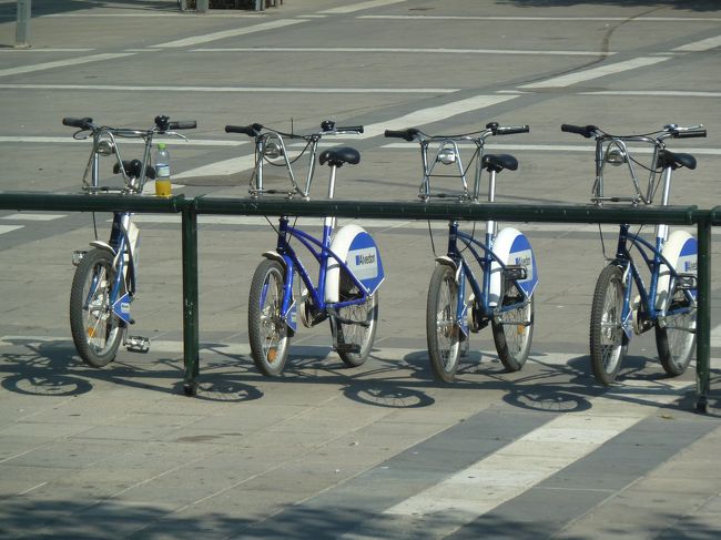 　こんな時間に付いてしまいましたから、今からそのままホテルにチェックインできるわけもありません。<br /><br />　こんな時にこうしたグループ旅行は便利この上ありません。バスのお腹の中に鞄をたっぷり抱えたまま市内見物にいけるわけです。<br /><br />　あれっ！オスロにあったレンタ・自転車サービスはここでも実施されているんですね！