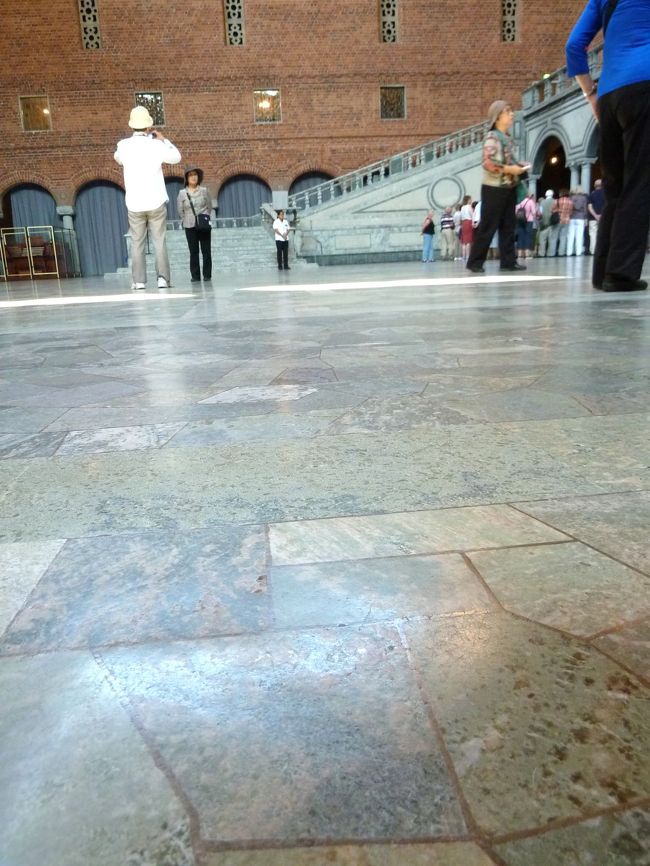 　こうして青いシャツを着ている方を画面に入れて、大理石の床を多く写してみると、何となく青色の雰囲気にならないとも限らないですよ。<br /><br />　デジカメになってから、私もそうですが、高齢者になればなるほどカメラをめいっぱい手を伸ばして撮影しますね。