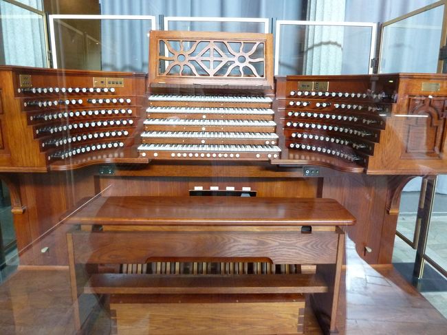 　ガラスのつい立てて区切られていますが、ここにも立派なパイプオルガンがあるんです。<br /><br />　どこにいっても「市庁舎」といえば必ずパイプオルガンがあるんですね。本当にどこの街でもありそうです。<br /><br />　豪州Sydneyの市庁舎でも大きなパイプオルガンがあります。