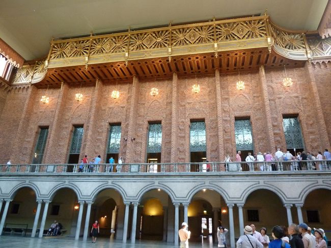 　で、そのパイプオルガンの音源たるパイプが見あたらないので、どこにあるの？とお伺いしたら、なんとこの天井と壁の角に出っ張っているこの部分に隠されているんだそうです。<br /><br />　そりゃ音が出たら驚くなぁ。