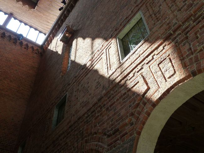 　この壁はご覧のように煉瓦ですよ。なんだか床の大理石に較べてどうよ、ということになりそうな気がしますが、これがまた素朴な味があって、良いんじゃないでしょうか。<br /><br />　それにしてもやたら急かされるし、後ろのグループがせっついて、落ち着かないっちゃありゃしない。<br /><br />　ゆっくり見物ができない、というこの大変重要な点でも、やっぱりこの夏休み真っ盛りに来るのは考え物だといって良いと思います。