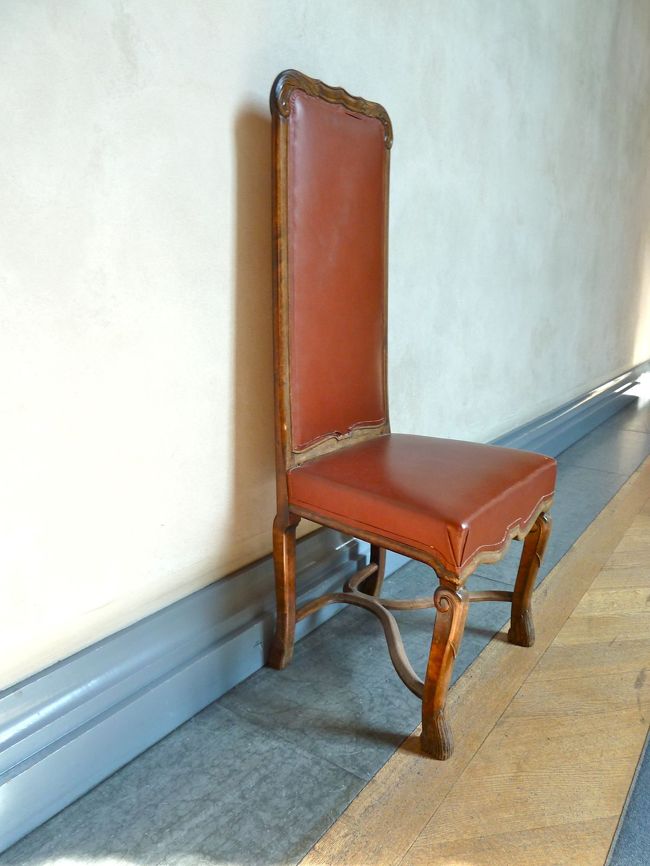 　ま、どれほど昔の家具だというわけではないでしょうが、こんな具合の椅子は写真として持っておくのはよいかもね。