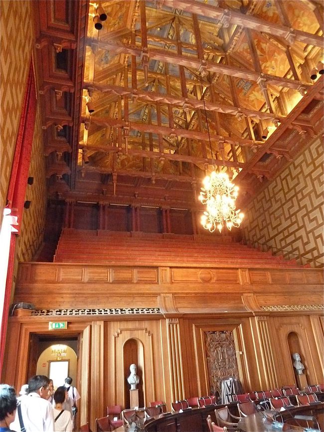 　市庁舎ですから、当然市議会議場があるわけですが、これが凄いですよ。まずなによりも天井です。そんなものはどうでも良いんだ、なんていわないで見上げた方が良いでしょう。<br /><br />　磨き上げられた机もそしてそれぞれの椅子も。