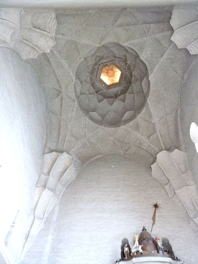 　王子のギャラリーに動いていきますが、この天井を見て戴きたい。もうこれだけでもじっくりしばらく立ち止まって見ていきたいのだけれど、どんどんいってしまいます。<br /><br />　オ〜イ、待ってくれぇ〜。