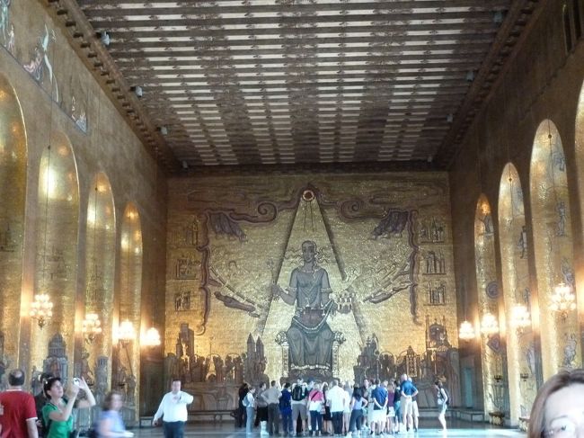 　そして最後はいよいよ、黄金の間でございます。<br />　その名に負けず劣らず、部屋の中に入りますと、皆さん、歓声を上げてしまいます。