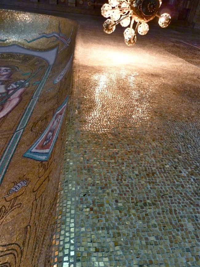 　こうしてアップにしてみると良くわかりますが、モザイクにして貼ってありますから、乱反射してきらきら輝いて見えるというわけで、なかなか手練れのテクニックでございます。