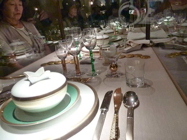 　そして最後はノーベル賞受賞式典の際のテーブルセットなんてのがあるわけですね。<br /><br />　もちろんここでもミュージアムショップのようなものがあるのですが、残念ながらパイプオルガンのCDは作られていません。<br /><br />　代わりといってはなんですが、「Nobel Prize Ceremony Music」なんていうCDが置いてありました。店員さんが気を効かせて下さって、「tax refundしますか？」と聞いてくれました。<br /><br />　特筆すべきは、ここのショップに、最近まで大阪にいたというスウェーデン人の若い女性がおられて、「どう致しまして」なんて日本語を使うのでこっちはびっくり！<br /><br />　この辺から何となくスウェーデンの人って良いなぁという印象を持ち始めます。