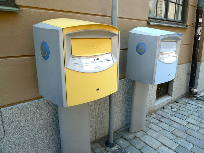 　郵便ポストもスウェーデンカラーではございませんか。<br /><br />　そういえばうちの近所で白人のカップルが何でもかんでもカメラを向けていましたけれど、この私も人のこといえる立場ではございません。<br /><br />　なんにでもカメラを向けております。