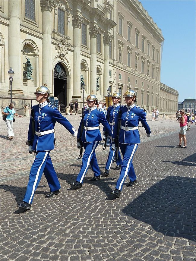 　で、交替して下がっていく衛兵四人の中にもお二人の女性兵が入っておられました。<br /><br />　なんだか凛々しい感じが致しますなぁ。