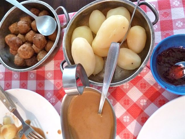 　さて、昼飯なんですが、なんだか下町の大衆食堂みたいな小さなレストランに入りました。多分毎日日本人の団体がいっているんじゃないですかね。<br /><br />　Minervaという名前の食堂です。<br /><br />　メニューは芋とミートボールです。グレービーが出てきます。芋の右側にあるのはベリーソースです。甘いです。どうもこの組み合わせは私はダメです。<br /><br />　隣のテーブルでバスのドライヴァーが食べているのを見ていると、奴は芋をフォークで潰してマッシュしてしまいます。そこにグレービーを垂らし、充分混ぜ込んでから、そこにミートボールを入れて、充分なまでに絡めて食べます。<br /><br />　途中から私もその手順で食べ始めまして、いや、これが旨い。とにかく芋がまず美味しいからでしょうか。堪能しました。