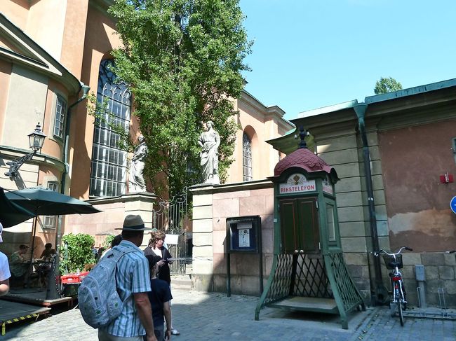 　さて、昼飯を終えてからバスはガムラ・スタンから橋を渡って地下鉄の駅、Skanstullのすぐ傍に道路の上にまたがって立っているという変わったホテル、Clarion Hotel, Stockholmに到着。そのまま荷物を置いて今度はみんなで地下鉄に乗ってガムラ・スタンにとって返しました。<br /><br />　バスに荷物を預けてしまってガムラ・スタンに残るという方法もあったかもしれませんがそうしなくて良かったのかもしれません。<br /><br />　私たちはガムラ・スタンに来てからすぐにストックホルム最古の教会といわれる大聖堂に入りました。