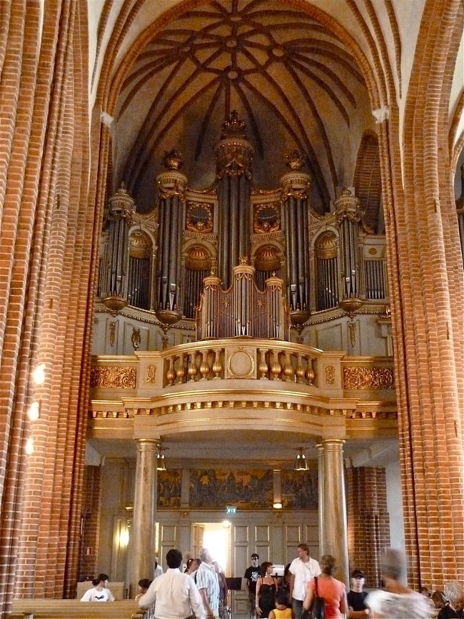 　とんでもないくらいに暑くて暑くて、大聖堂の中も耐えられないくらいの高温に達しています。<br /><br />　ここのパイプ・オルガンもとても素晴らしいものです。今回の旅では本当に良いものばかり見ているのですが、残念ながら殆ど音が入手できていません。