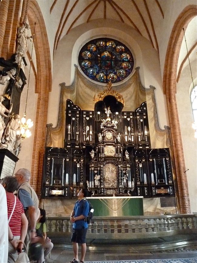 　13世紀の建物だということですが、この祭壇も「派手」という言葉しか頭に思い浮かばない造りです。