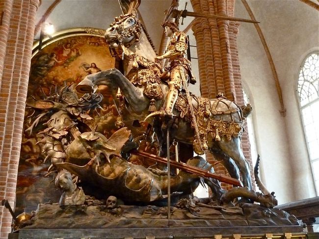 　15世紀に作られたといわれているセント・ジョージと龍の像なんだそうです。<br /><br />　こんなものも教会の中に造られるべきものではなかったんだろうなぁという気がしますね。