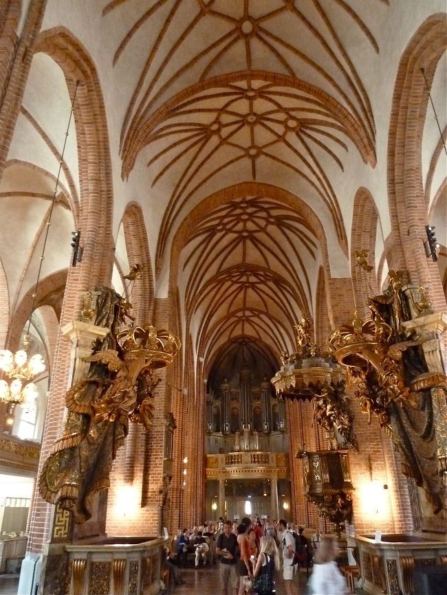 　荘厳そのものという大聖堂ですが、この暑さの中ではなんだか「too much」という気がします。<br /><br />　やっぱり北の国には寒い時に来なくては間違っているのかもしれないです。