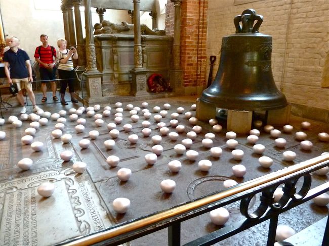 　さて、祭壇の横のスペースにこんなものが置かれています。変わった教会だなぁ、一体全体これはなんだろうと思っていると・・・。やっぱり表示があって、これはMaria Koolen Hellminという女性のアートで、共生を意味する展示のようです。