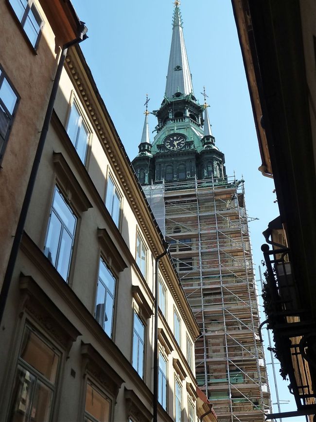 　今度は塔屋の外装を修理中の「ドイツ教会」にやってきます。ところが大聖堂に較べると、こっちは人が少なくて、ガラガラです。