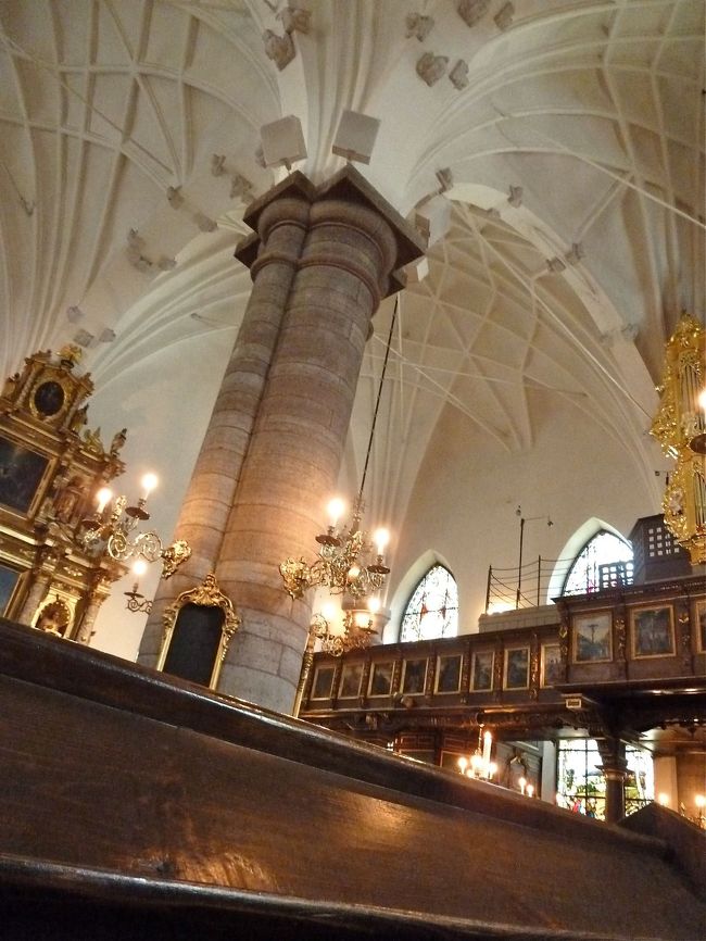 　中はそんなに広いわけではないので、広角を持っているわけではない私にとってはなかなか一度に内部を撮ることができないので、忸怩たる思いが致します。