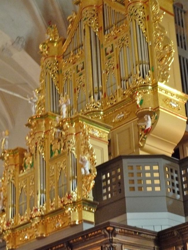 　こちらのきんきらきんのパイプがあって、そして