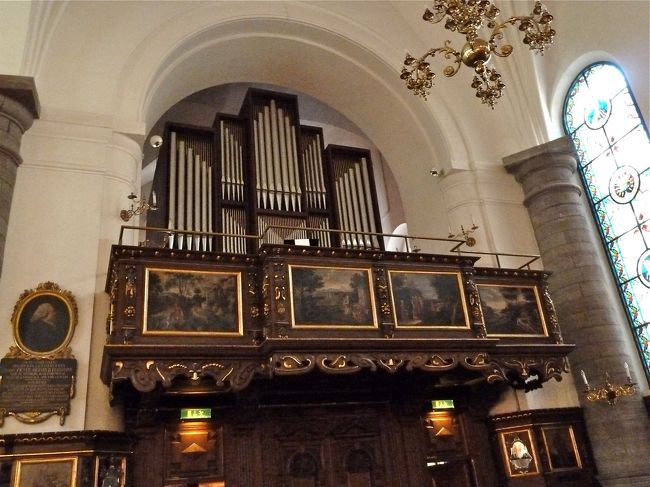 　こちらにも落ち着いた、しかし、こぢんまりとしたパイプが立っています。<br /><br />　そして、この教会を見に来る人たちはとても少なくて、落ち着きます。