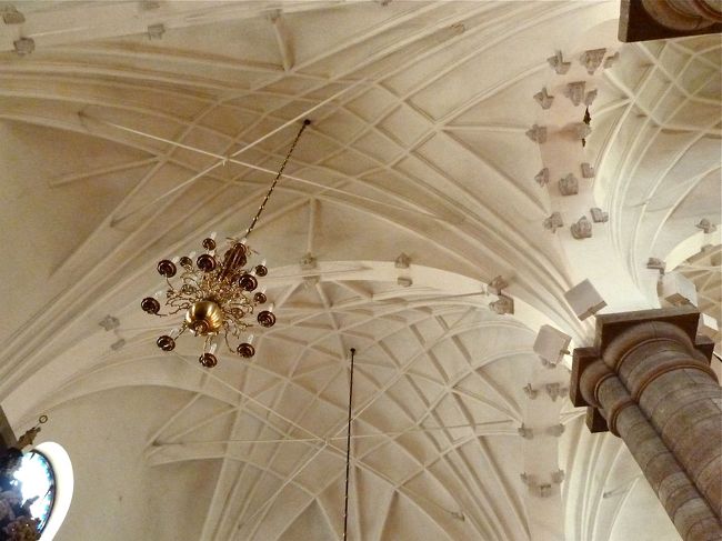 　天井を見てみると、このところどころにみられる灰色のものは一体なんでしょうねぇ。見慣れないものです。<br /><br />　ドイツ教会のことは Tyska Kyrkaと呼ばれているんだそうですが、またの名をSt.Gertrude'sとも呼んでいるそうです。<br />　17世紀の中頃にハンザ同盟のドイツ人がかなりこの街に暮らすようになって建てられた教会だそうです。