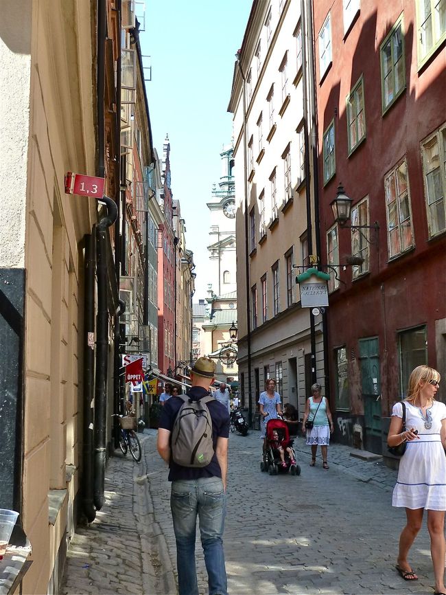 　ガムラ・スタンには可愛い路地が縦横無尽に走っていますが、これがなかなか興味深いものがあります。<br /><br />　しかし、大変に残念なことに今日は日曜日なので、お店の大半は締まっています。これで骨董店のいくつもが開いていたら相当に楽しかっただろうなぁと残念な思いがあります。<br /><br />　私たちのようなすーっと通り過ぎてしまう旅ではこんなことだらけで、旅というのにもちょっとおこがましいというところがあります。