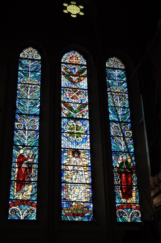 　見事なステンドグラスです。