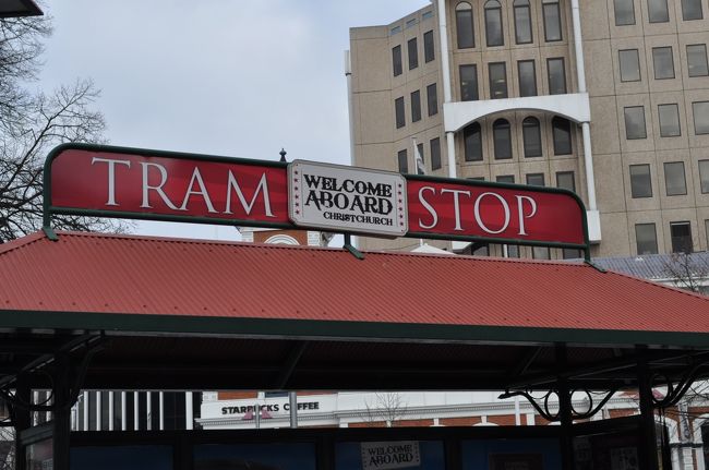 　大聖堂の前の広場にトラムの駅があります。