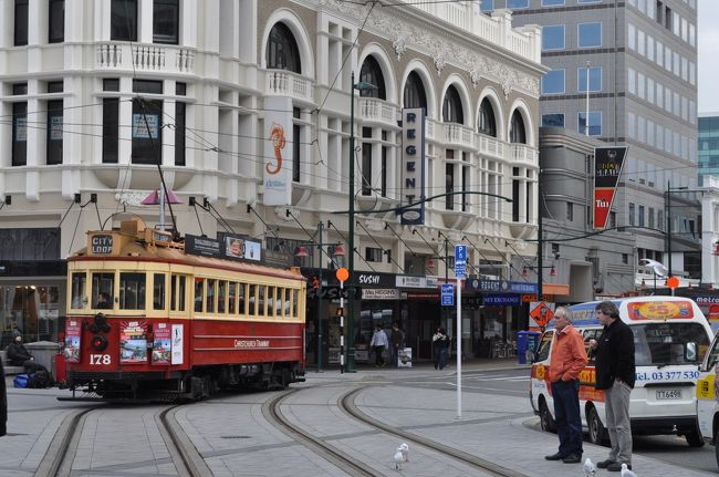 　赤いトラムです。