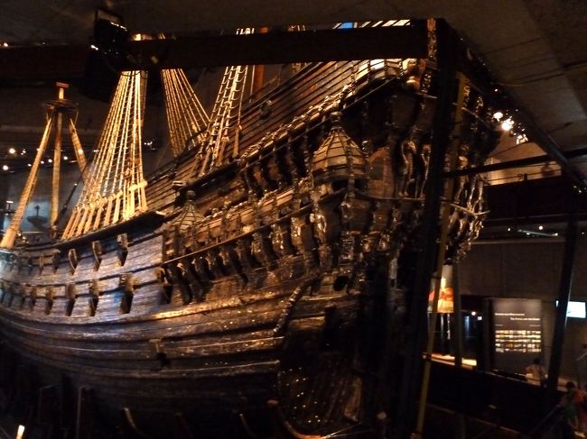 　さて、私たちはまたみんなで一緒になってバスでヴァーサ号博物館に向かいました。47番のバスですが、これが次から次にがんがん走ってくるバスで、シニア割引で60クローネで買った地下鉄・バスに一日乗れるパスで乗ります。<br /><br />　ヴァーサ号はあまりにも有名で誰もが見に来ないではいけない誘惑に駆られます。そして、展示もそれはそれは素晴らしいものがあります。<br /><br />　入る時には大きな荷物は持ってはいっちゃいけないということになっていて、ロッカーに入れます。これは只です。<br /><br />　上から下まで、そしてこれが発見されて、引き上げられた様子を記録した映画が随時上映されていて、これがまた興味深いものがあります。<br /><br />　私たちは一時間で切り上げたのですが、これは半日かけても良いのではないかというくらいです。<br /><br />　それにしても権力を振り回した愚かな王様も王様ですが、黙って唯々諾々と設計変更した連中も大バカですな。<br /><br />　ショップで売っている冊子の日本語訳はこれまた実にお粗末きわまりないものがあります。売り物にしちゃいけません。