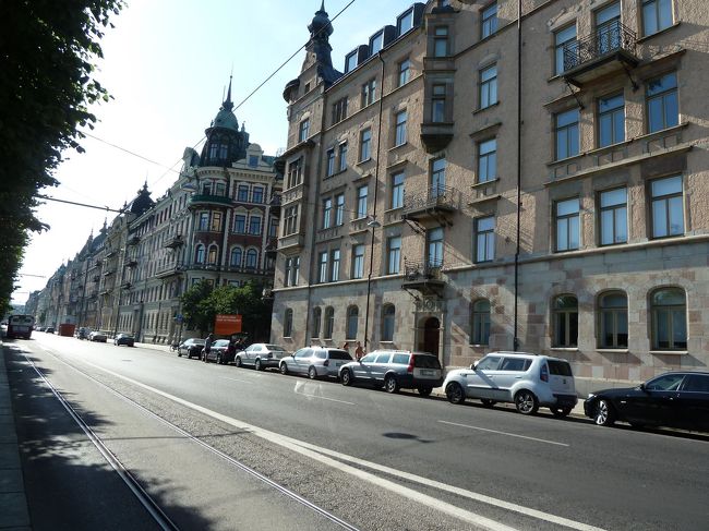 　皆さんとご一緒に47番のバスに乗ってセントラル駅まで帰ろうと思ったのですが、ここで思いだしたのです。<br />strandvägenの通りはなかなか風情のある建物が並んでいたんだったと。<br /><br />　それで、この通りに出たすぐの停留所でバスを降りてしまいました。