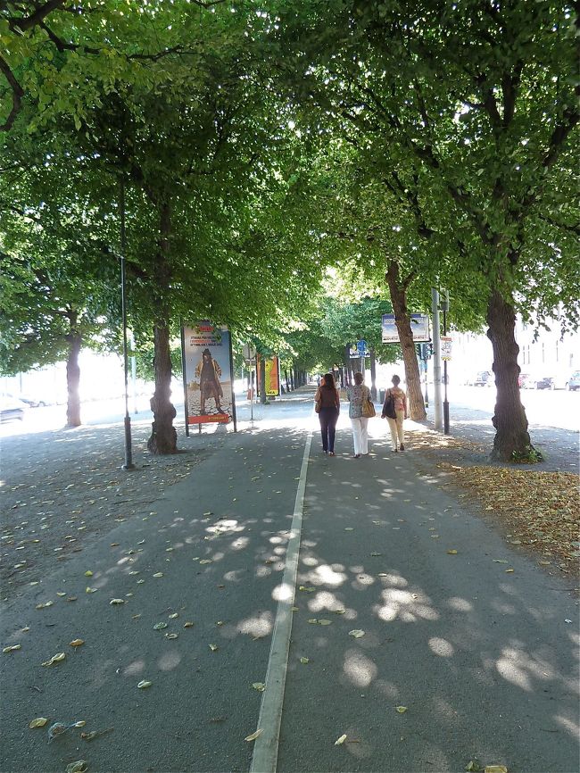 　そしてこれが大正解だったのです。<br />　この通りはトラムも走っているし、バスもがんがん走っている大通りですが、真ん中にヘルシンキのエスプラナーデのように並木に覆われた散歩道ができているのです。その上、片側は海に面しています。<br /><br />　途中に置いてあるベンチに座って、煎餅を食べながら大休止をとりました。