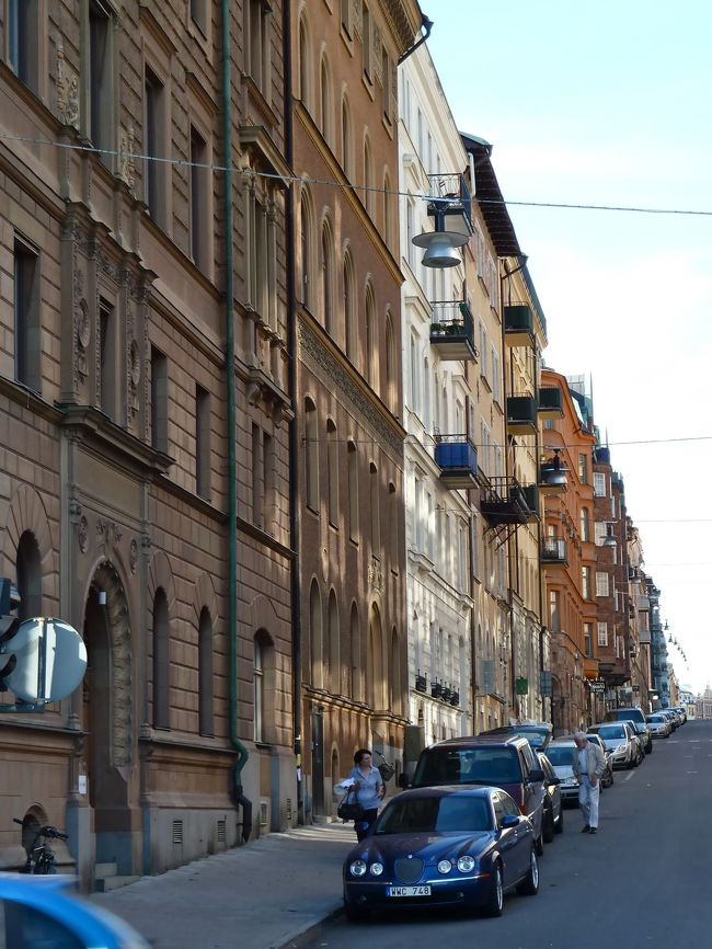 　横の道にはご覧のような(多分)アパートではないかという建物が同じ高さでぎっしりと建っています。<br /><br />　多分中庭ができていたりするんでしょうねぇ。住むには安くはなさそうな気配です。