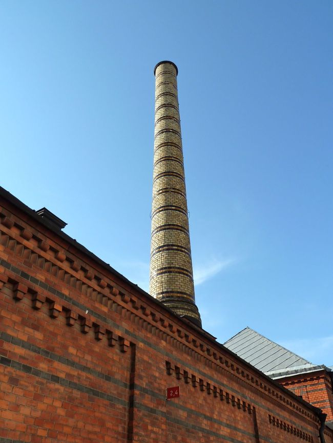 　とある裏道を、周りの建物をきょろきょろ見回しながら歩いて行くとこんな煙突が立った煉瓦造りの複雑な形状の建物にぶつかりました。<br /><br />　煙突がただの煙突ではなくて、タイルを貼ってあるようなやんごとない雰囲気のものでこりゃ一体何だろうという疑問を抱かせます。<br /><br />　そこへ買い物を入れたと覚しきガラガラ車を引っ張った妙齢のご婦人が通りかかられたので、お伺いしてみました。<br /><br />　そうするとお答えは「王立の厩舎だったのですが、今は博物館になっているんですよ、今日はお休みですけれど」と仰る。連れ合いは彼女の答えでstableという言葉を知ったらしい。<br /><br />　ところでこの辺はどんな雰囲気の街ですか、とお伺いすると、「昔ながらの街ですねぇ、静かな住宅街で」と仰います。<br /><br />　この言葉にどんな意味が封じ込められているのかを考える必要はあるでしょうけれど、平気で英語が通じるというのは北欧はどこへ行ってもとても便利です。<br />　語学教育がとてもうまくできているということでもあるのでしょう。