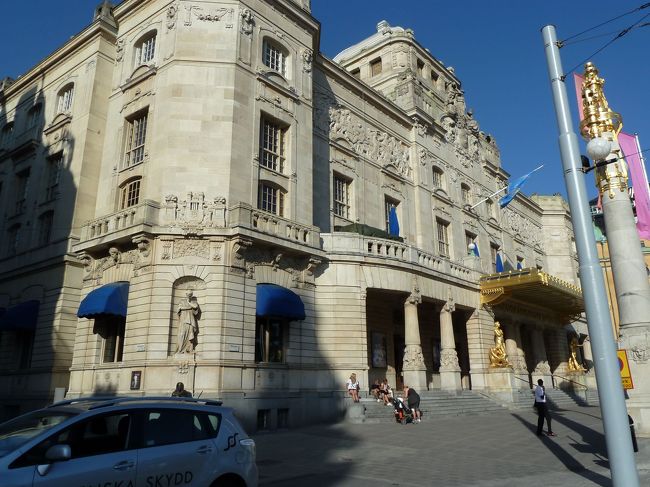 　炎天下の散歩になってしまいましたけれど、とうとう王立劇場のところまで歩いてきました。<br /><br />　暑くて暑くて、どうしても我慢ができなくて、セブン・イレブンにはいって飲物を買いました。