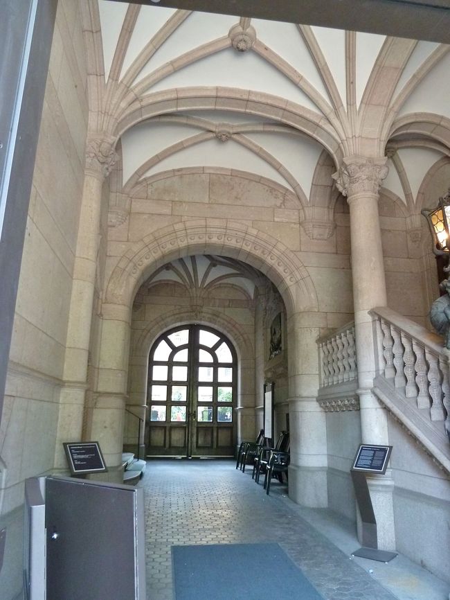 　セントラル駅に向かって歩いて行くと、この写真では良くわからないのですが、奥の中庭に何人もの人たちが椅子に座っていて、赤いドレスを着た女性が一心不乱にヴァイオリンを弾いています。<br /><br />　音はここまでは全く聞こえてこないのですが、かなり情熱的に弾いている様子であります。この暑いのに・・・。<br /><br />　表示を見ると、なにか芸術に関連したビルのようです。