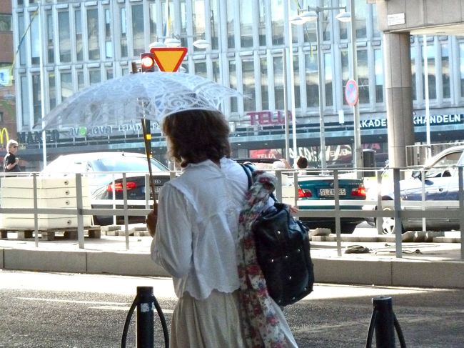 　お〜！こちらの人にしては珍しく日傘を差しているご婦人を発見しましたぞ。<br /><br />　印象派の絵画なんぞを見ますと多くのご婦人がバネットを被った上からパラソルなんぞをさしておいでだというのに、今の欧州ではパラソルをさしておいでのご婦人は殆ど見ませんねぇ。いやいや、欧州だけではなくて東アジア以外では見かけないといっても良いでしょうか。<br /><br />　日本でもかつては多くの男性が必ず帽子を被っておいででしたのに、今や爺さん婆さんしか帽子を被っていないのと同じですかね。