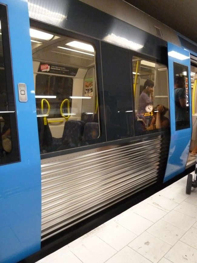 　セントラル駅から地下鉄に乗ってホテルのあるSkanstullまで帰ってきます。日曜日の夕方の地下鉄は様々な人種が乗っています。<br /><br />　Skanstullの駅構内にはフードコートがあると聞いていたので楽しみにしていたのですが、到着した時には既に閉店後の掃除ももうすぐ終わりそうでした。ここに日本食系の店もあったようです。<br />　私たちの夕ご飯はホテルの横にあるSubwayのサンドイッチになりました。<br /><br />　ホテルに帰り着いてまた一騒動。渡された部屋にいってみると、私たちの荷物が入っていない。フロントにいって、私たちの荷物はどこに行ったのかと尋ねると、対応した女性従業員はとてつもない態度をとった。<br />　そんなわけはないというのである。ないものはない。われわれ一行の部屋割り表を彼女が取り出すと、私の名前には全く違う部屋番号が書いてあるのを発見。<br />　<br />　その部屋に入れられている荷物を至急運んでね、といいながら、私が彼女のニコリともしない対応に腹を立てて「How many hours will it take ?」と尋ねると彼女はなんと「It won't take hours. Around 15 minutes.」と平然と言ってのけたのだ。日本語だったらここで、「支配人を呼べ！」と怒鳴るところだ。<br /><br />　みんなが遊んでいるバカンス・シーズンに働いているんだからといって、その態度はないだろうとむかつく。これはどこかのサイトで書いてやろうと思っている。爺さんを怒らせると怖いぞ。