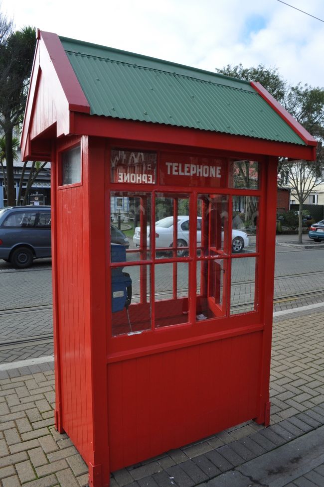 　赤い電話ボックスです。