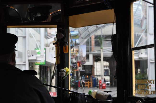 　アーケードの中に入っていきます。