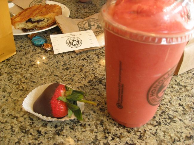 アラモアナで歩きつかれてゴディバのイチゴとカフェのトロピカルシェイクで一息